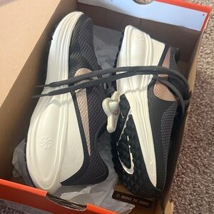 Nike Women's Black and Rose Athletic Walking Shoes with security tag